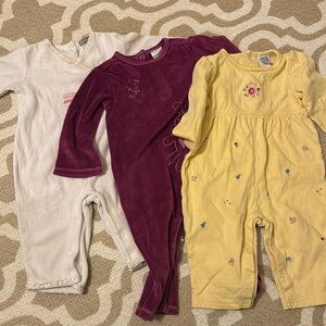 3 long-sleeved sleep and play outfits